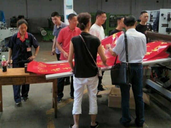 對(duì)聯(lián)燙金機(jī)試機(jī)客戶(hù)連連稱(chēng)贊！